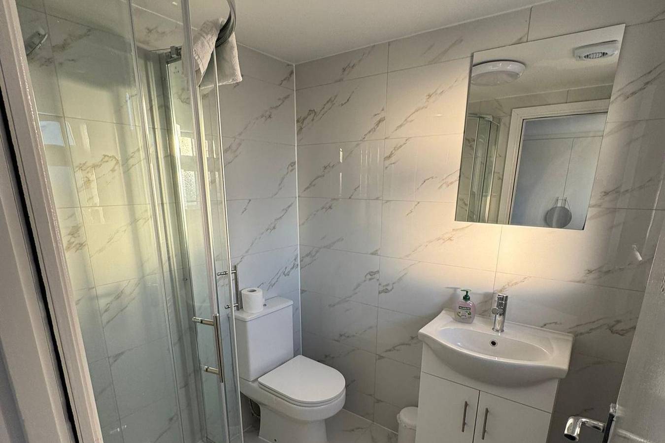 Hel studio-lejlighed, Near Heathrow - Studio - Wifi - Parking - Sleeps 3 in Hillingdon, London