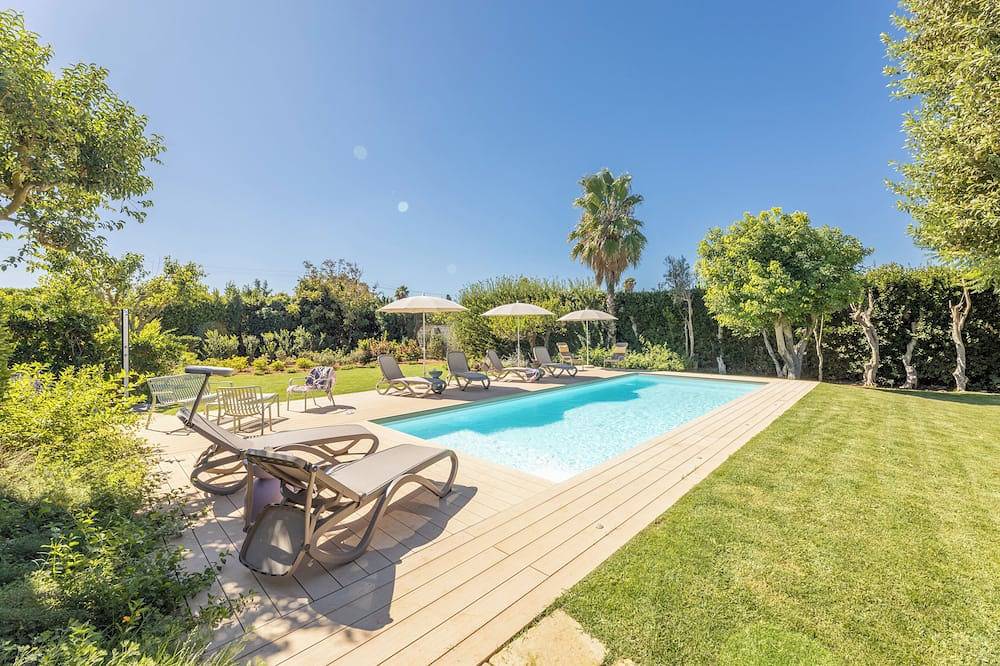 Exclusive villa with swimming pool surrounded by greenery in Baia Verde, Gulf of Taranto