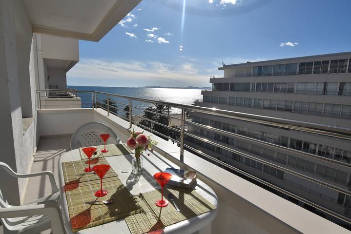 Gîte pour 6 personnes, avec terrasse ainsi que vue sur l’océan et piscine, animaux acceptés dans Platja Santa Margarita Rosas - 2