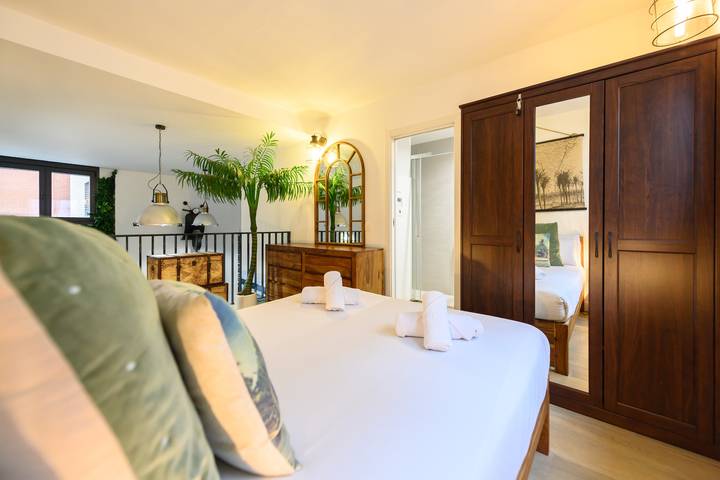 Entire apartment, M Amplio y moderno Loft con terraza priv in Barajas, Madrid