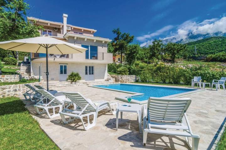 Villa für 10 Personen, mit Terrasse und Pool sowie Meerblick in Montenegro