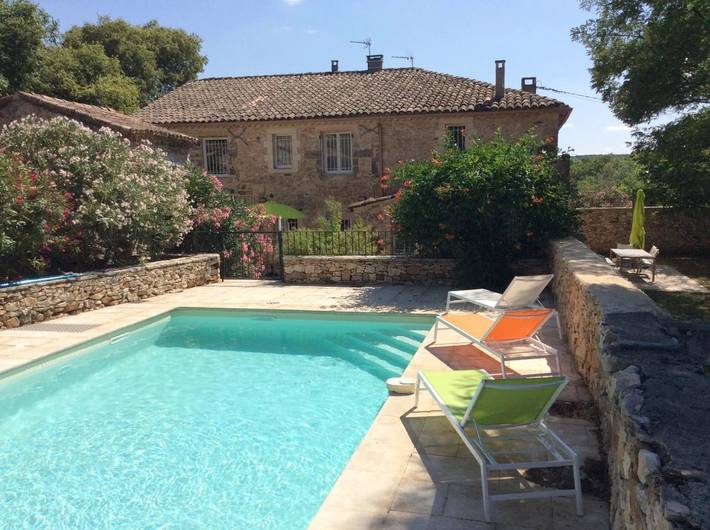 Location de vacances pour 13 personnes, avec vue ainsi que piscine et jardin à Flaux