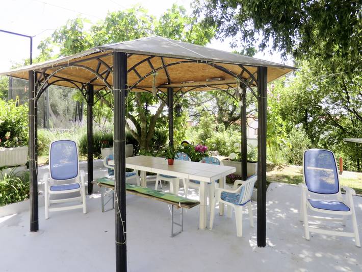 Ferienwohnung für 7 Personen, mit Terrasse und Garten in Jasenice - 2