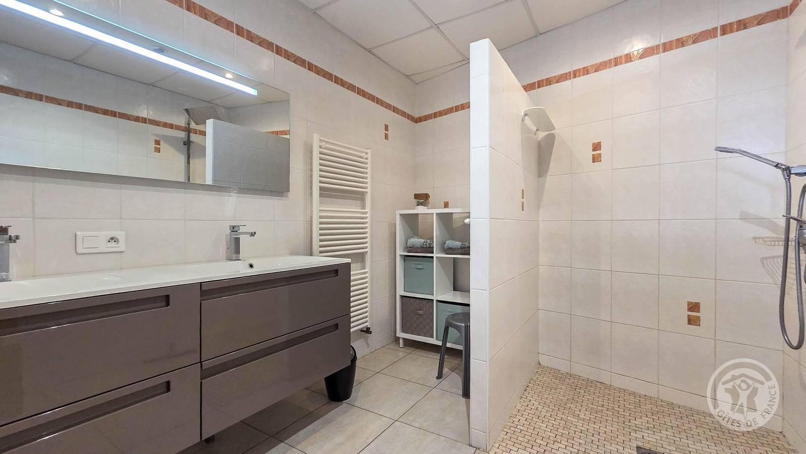 200m² Gite with Parking, WiFi & Garden - 2km to Uglas Center in Pinas, Hautes-Pyrénées