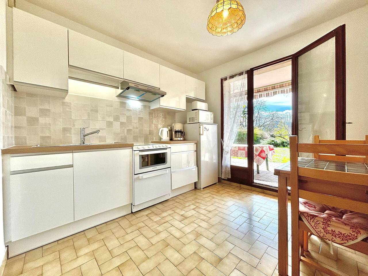 Entire apartment, Spacious Apartment with Private Garden and Parking in Quiet Area in Annecy-le-Vieux, Annecy (commune)