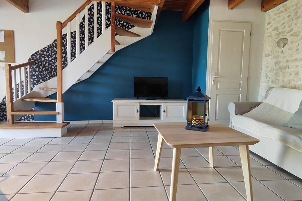 Entire apartment, House 11 sleeps 5/7 2 bathrooms in Ternant (Charente-Maritime), Saint-Jean-d'Angély region