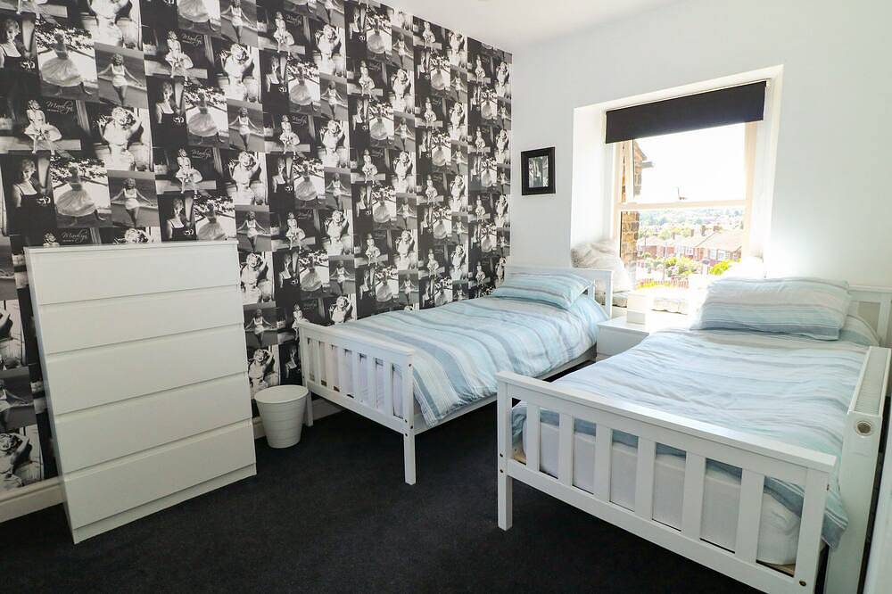 2 Snape Hill, family friendly, with open fire in Dronfield in Derbyshire