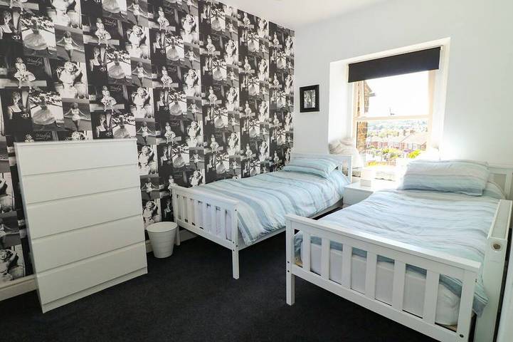 2 Snape Hill, family friendly, with open fire in Dronfield in Derbyshire
