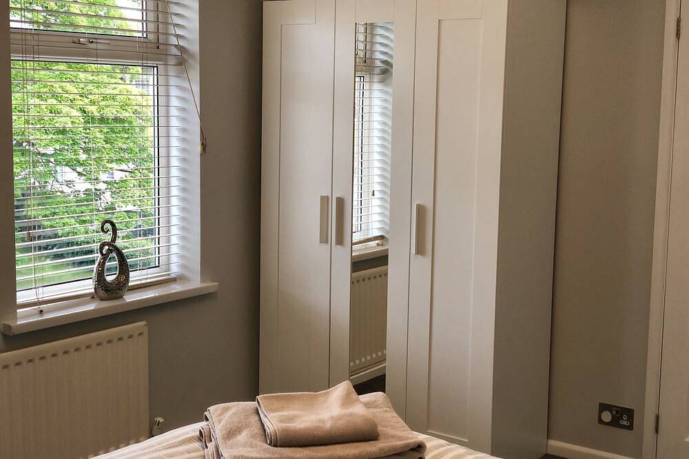 Apartamento entero, Apartamento de 2 dormitorios en la planta superior, centro de la ciudad, estacionamiento para 1 auto in Stratford upon Avon, Warwickshire