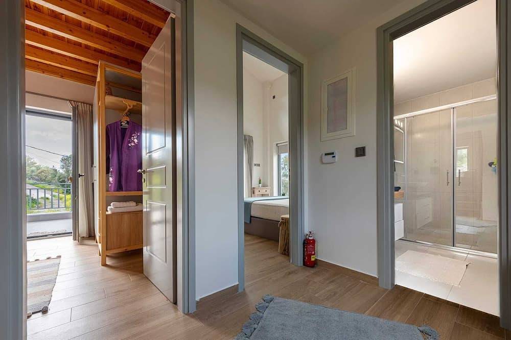 A fabulous brand new villa literally a splash away from the sea. in Perdika, Ägina
