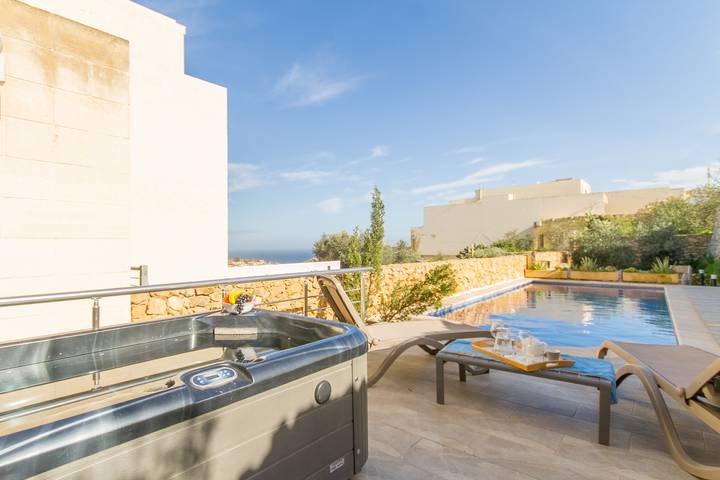 Ta'Siku Gozitan villa + Pool & hot tub in Xaghra, Gozo