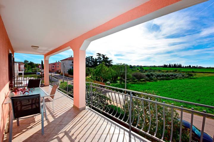 Ferienwohnung für 4 Personen, mit Pool und Balkon/Terrasse