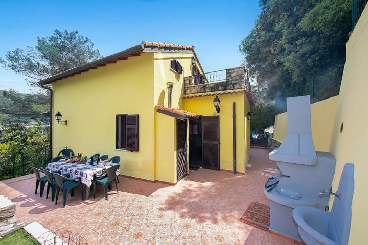 Villa Monte Enrico - With Pool & Jacuzzi in Camporosso, Ligurische Alpen