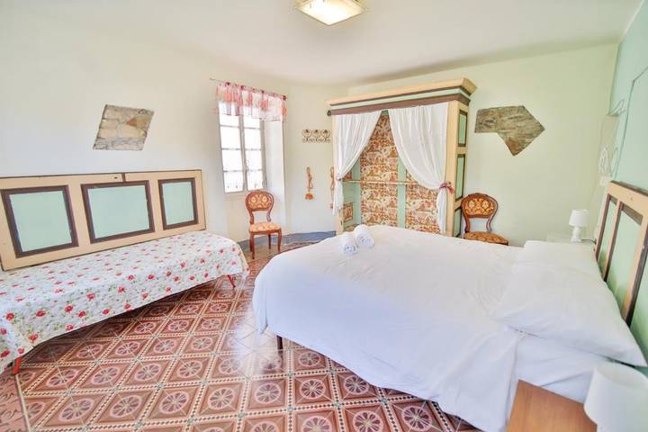 Gîte pour 6 personnes, avec vue ainsi que jardin et piscine, adapté aux familles à Ponzone