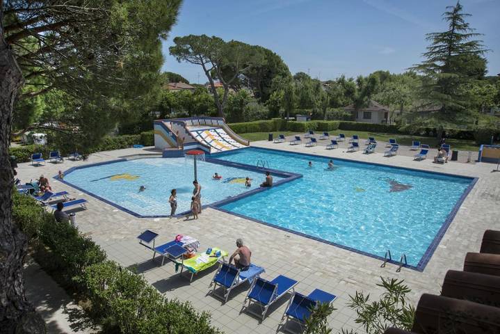 Location de vacances pour 4 personnes, avec piscine et jardin, adapté aux familles dans Province de Venise