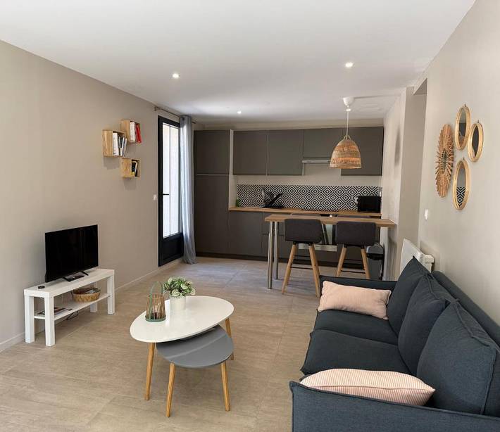 Gîte pour 2 personnes, avec vue ainsi que jardin et piscine dans Thermes de Camoins les Bains - 3