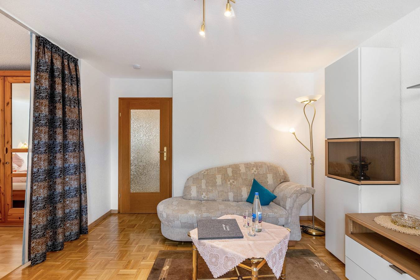Ganze Wohnung, Ferienwohnung Wintergarten mit 3Weltencard, Wintergarten, Liegewiese & Wlan in der Nähe vom Solemar in Bad Dürrheim, Mittlerer Schwarzwald