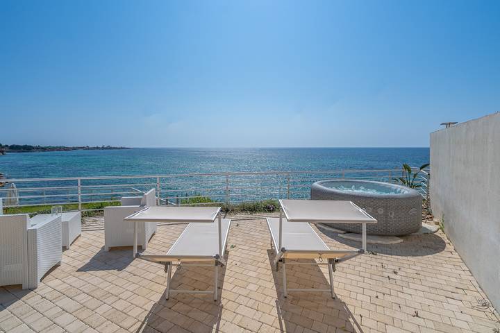 Zimmer 'Faraglione 2' mit Meerblick, Wi-Fi und Klimaanlage in Spiaggia di Eloro, Lido di Noto