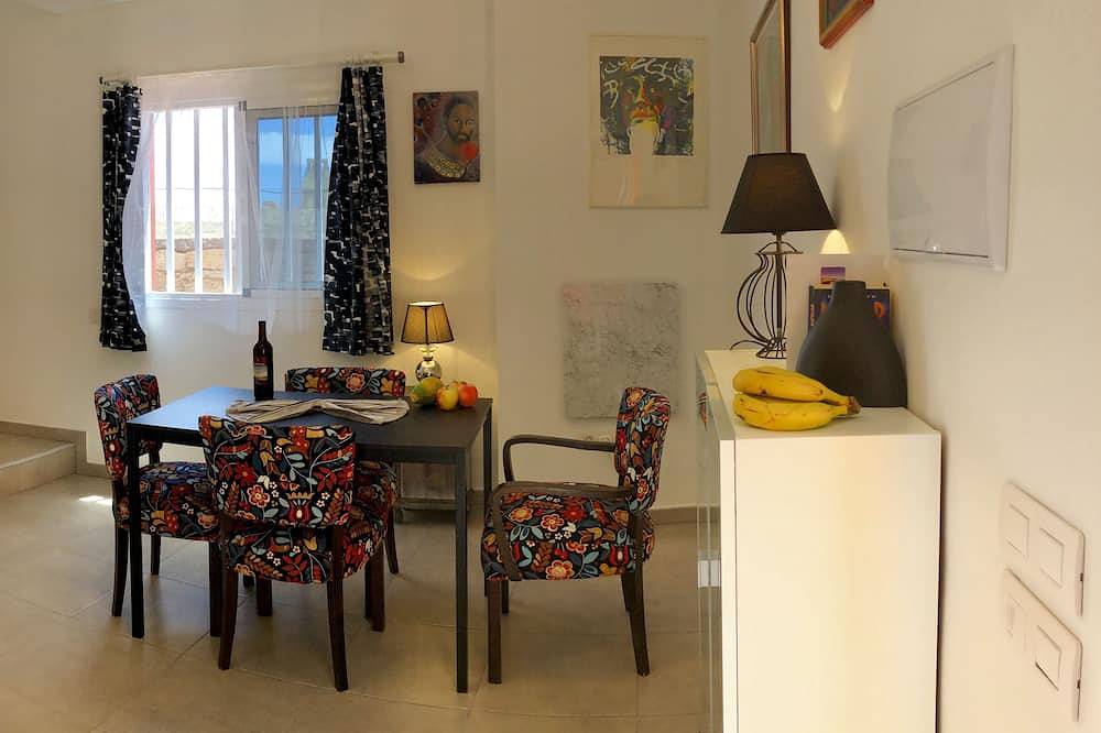 Apartamento entero, Casa de pueblo completamente reformada con 4 apartamentos, con patio en Arico Viejo. in Arico Viejo, Arico
