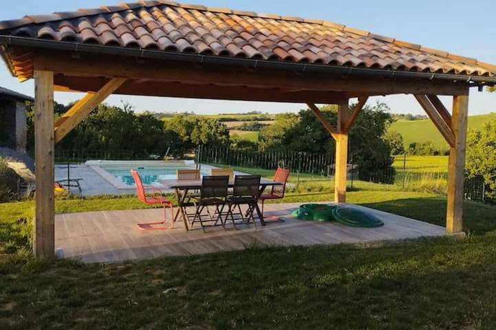 Gîte pour 4 personnes, avec Terrasse ainsi que Jardin et Piscine