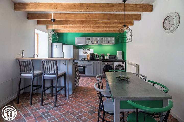 Gîte pour 8 personnes, avec jardin dans Puy-Guillaume