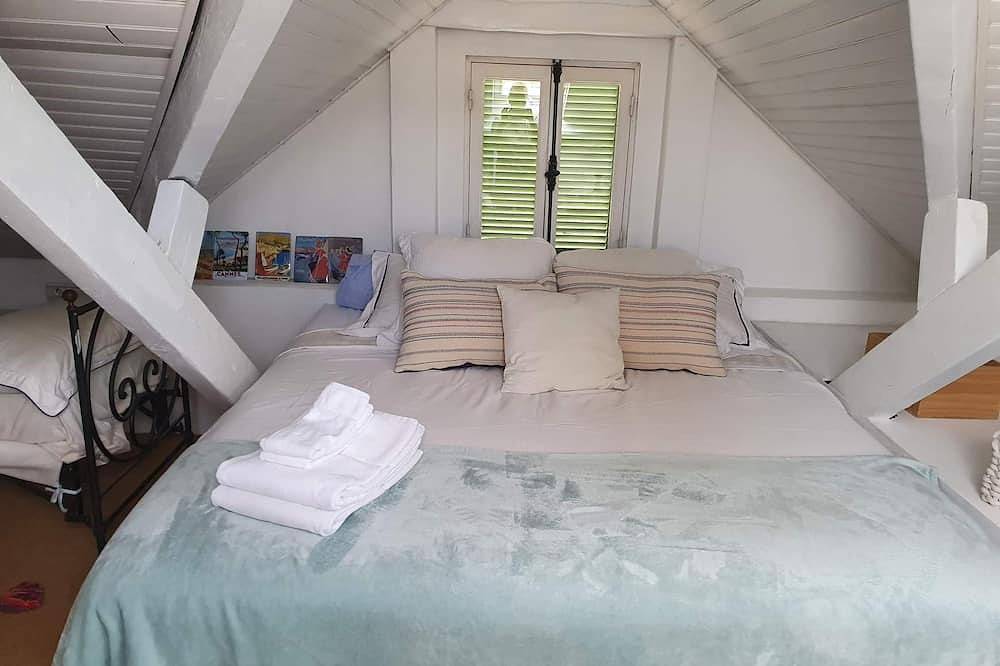 Villa-Traditionelle-Salle de bain privée-Vue sur Piscine in Vallauris, Région de Cannes