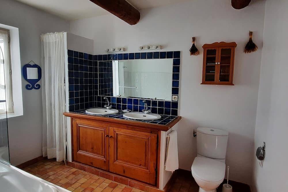 Charming stone house, private pool (5 * 10 m) in Gordes in Gordes, Parc naturel régional du Luberon