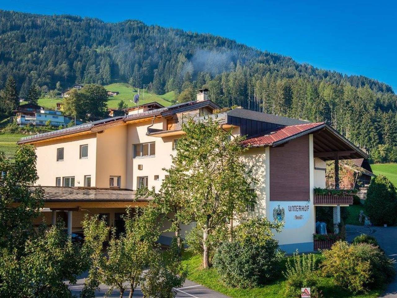 Ganze Ferienwohnung, Pension Unterhof - Zimmer Rote Wand in Tuxer Alpen, Kolsassberg