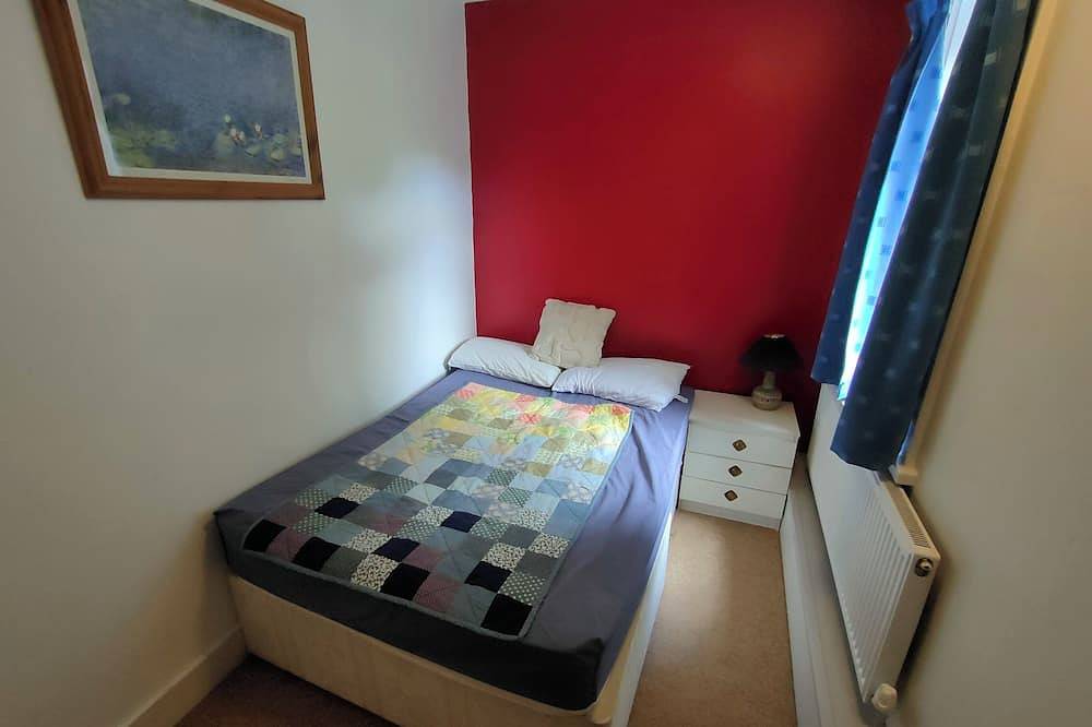 Beautiful 9-bedroom house with Wifi in charming Coventry in Coventry, Birmingham Area