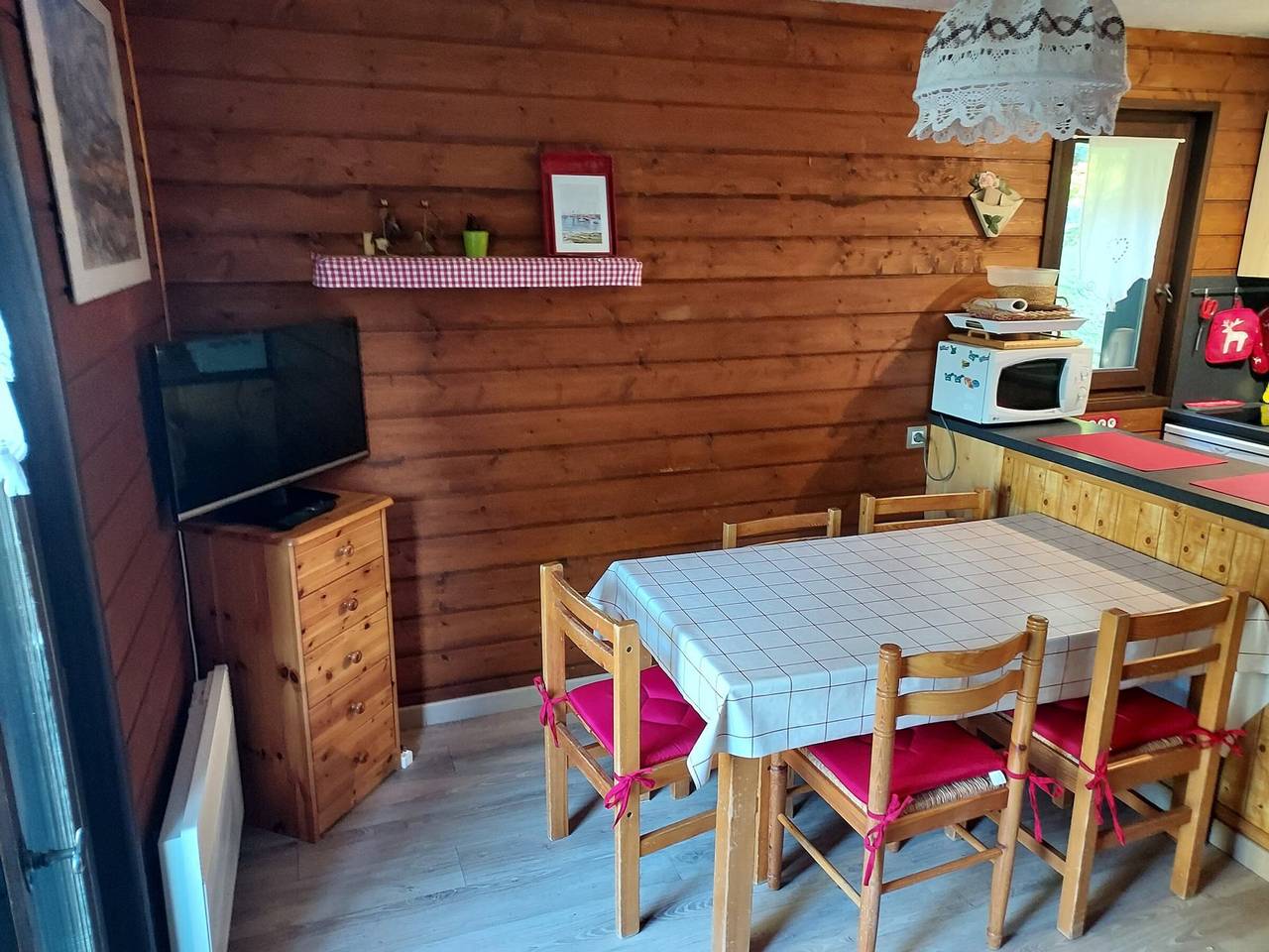 Ganze Wohnung, Gemütliche 3-Zimmer-Wohnung mit Balkon & Parkplatz in Châtel - 300m zum Skilift in Châtel, Les Portes du Soleil