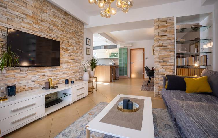 Appartement de vacances entier, Retraite en bord de mer : appartement confortable de 2 chambres avec piscine et terrasse, à 2,5 km de la plage in Silo (Krk), Krk