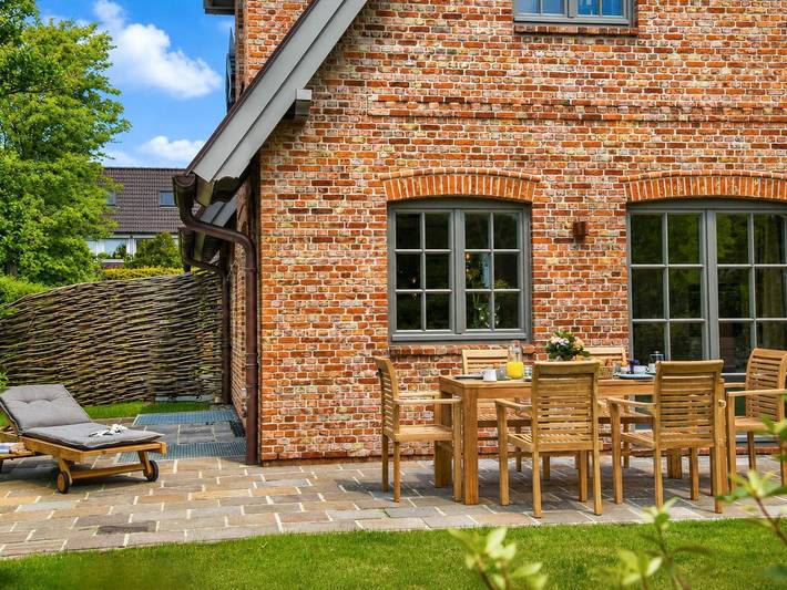 Haus Friesenkrone - Die „Friesenkrone“ ist kein Haus für perfekten Hochglanzurlaub. Sondern für echte Ferien mit Familie, Freunden, Kindern oder dem Wauwau, der endlich wieder stundenlang durch die Natur laufen darf. Genau so fühlt sich Sylt an, wenn man wirklich angekommen ist. in Nordfriesische Inseln (Schleswig-Holstein) (Schleswig-Holstein), Wenningstedt