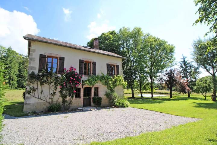 Gîte pour 6 personnes, avec jardin dans Saint-Priest-Taurion