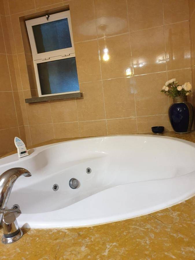 Six-Bedroom House in Aroeira, Corroios