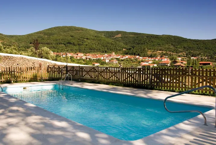 Hotel para 3 personas, con jardín además de piscina y vistas - 1