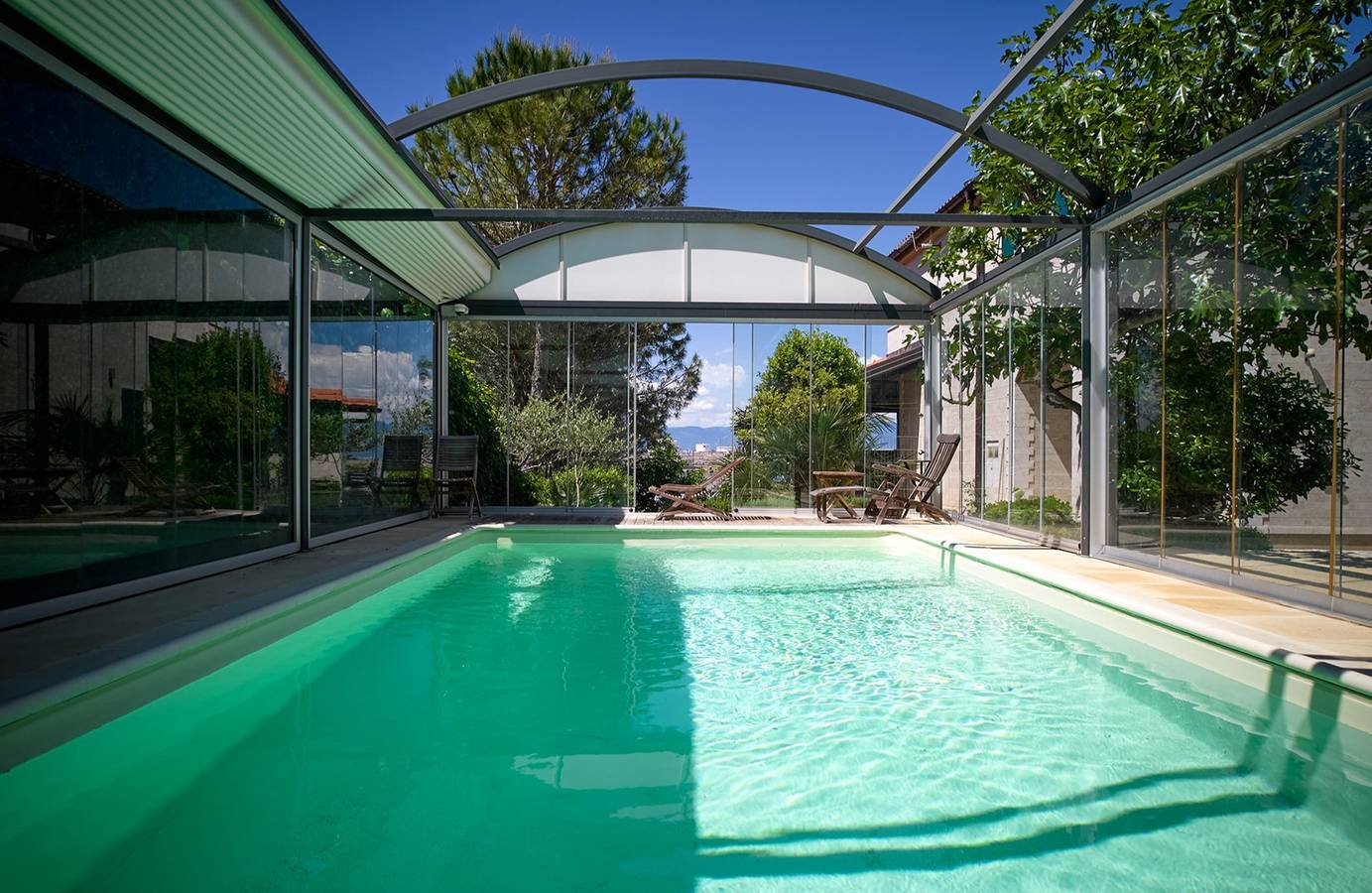 Villa mit beheiztem Pool, Meerblick, Jacuzzi und absoluter Privatsphäre in Omišalj in Omisalj, Krk