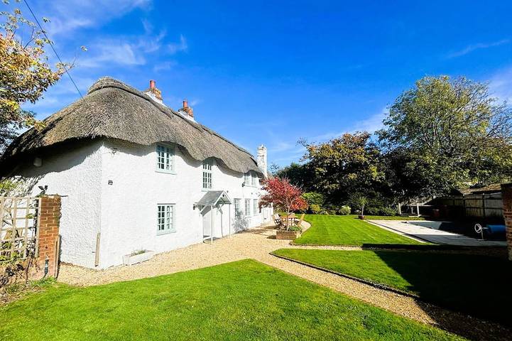 Cottage for 8 people, with terrace and garden as well as pool and hot tub, with pets in New Forest