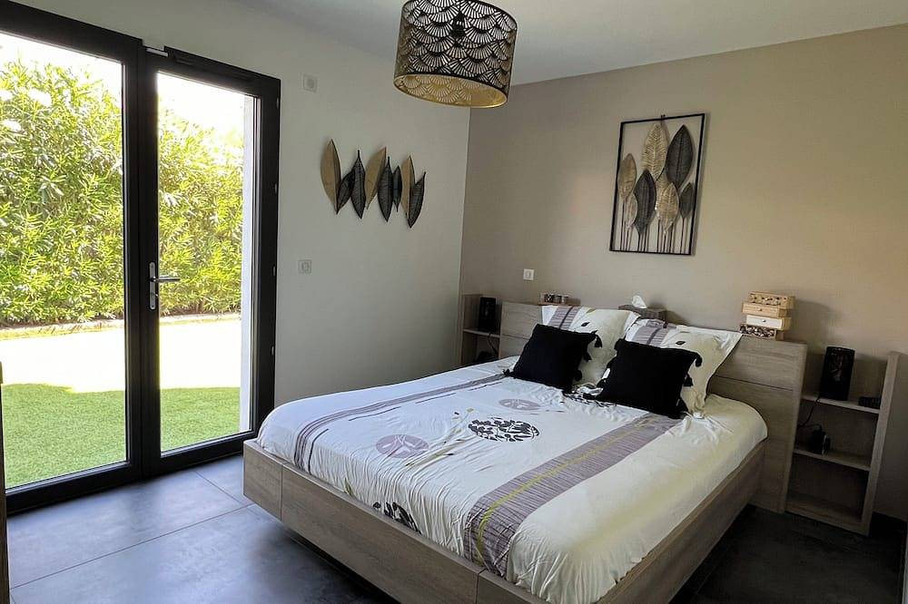 Villa with swimming pool and Jacuzzi, ideal for families, beach 10 min away, residential in La Moutone, La Crau