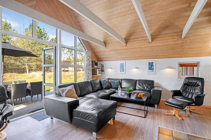 Stunning home in Nørre Nebel w/ Wifi, 4 Bedrooms and Indoor swimming pool in Nørre Nebel, Varde