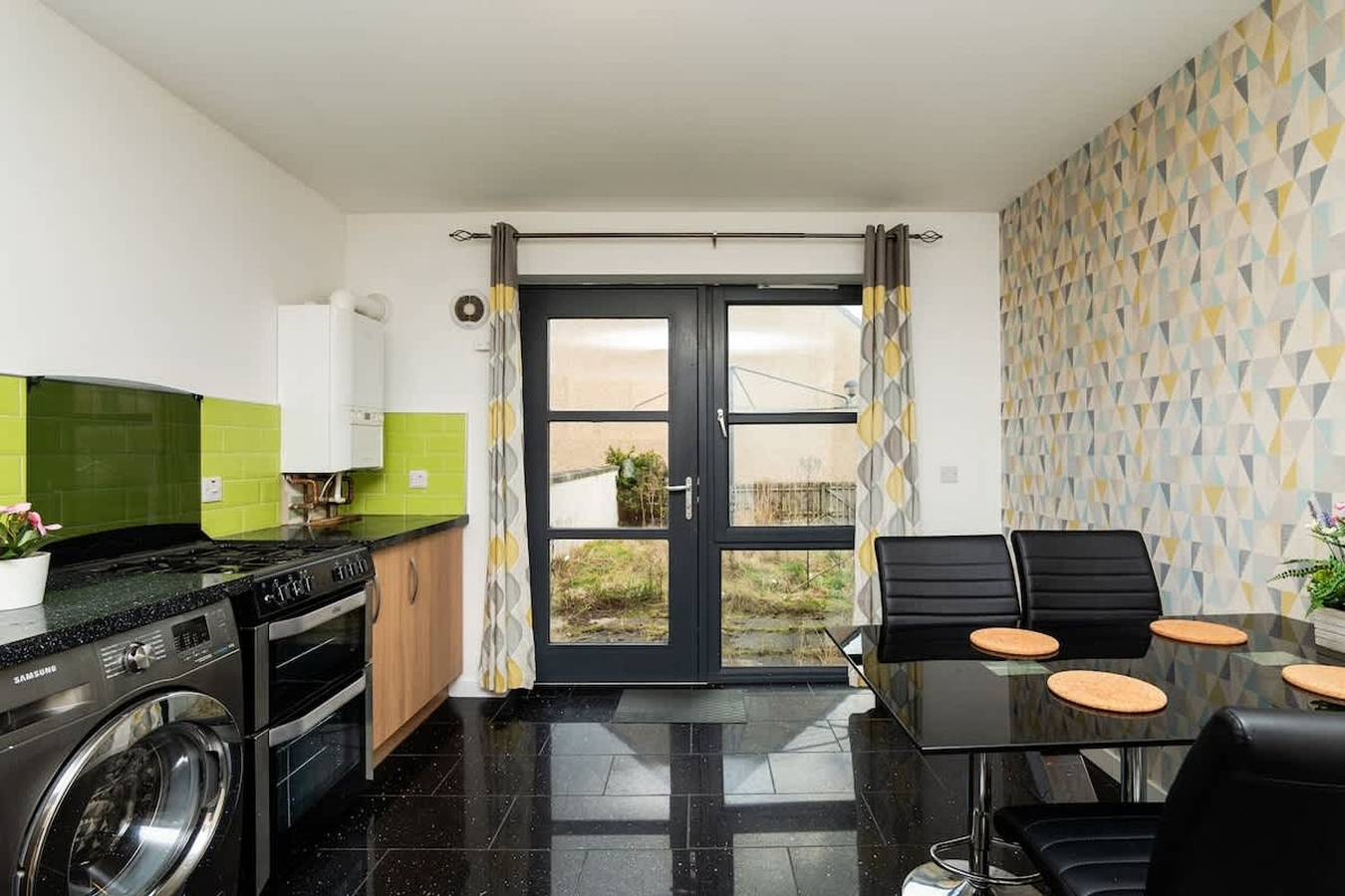 3 Bedroom House - Free Parking in Aberdeen, Aberdeenshire