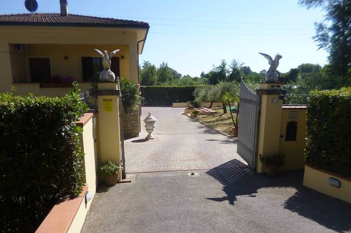 Ferienwohnung für 6 Personen, mit Whirlpool und Pool sowie Garten, mit Haustier