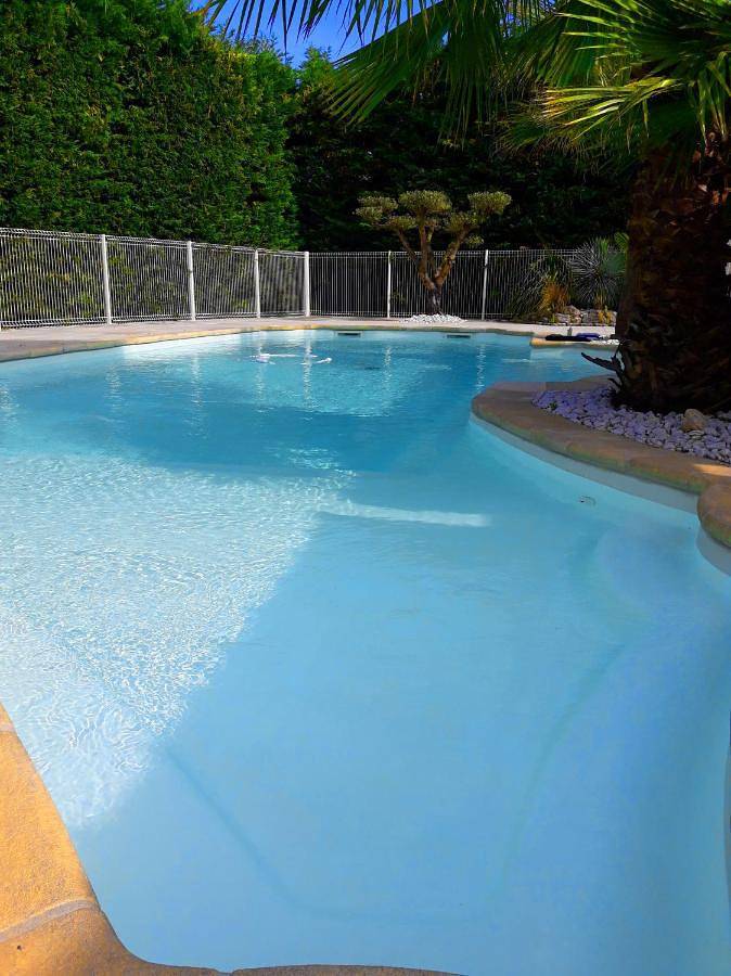 Location de vacances pour 4 personnes, avec vue ainsi que jardin et piscine à Saint-Laurent-des-Arbres - 2