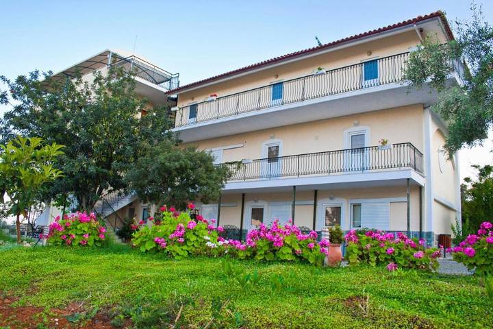 Appartement de vacances pour 2 personnes, avec Balcon et Terrasse ainsi que Jardin et Bassin pour enfant