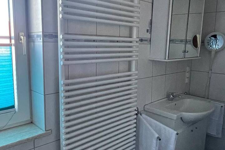 Ganze Wohnung, Große 120qm Fewo -Balkon seitlicher Blick zum Bach-2 Bāder- Natur &Wandern in Witzenhausen, Werra-Meißner-Kreis