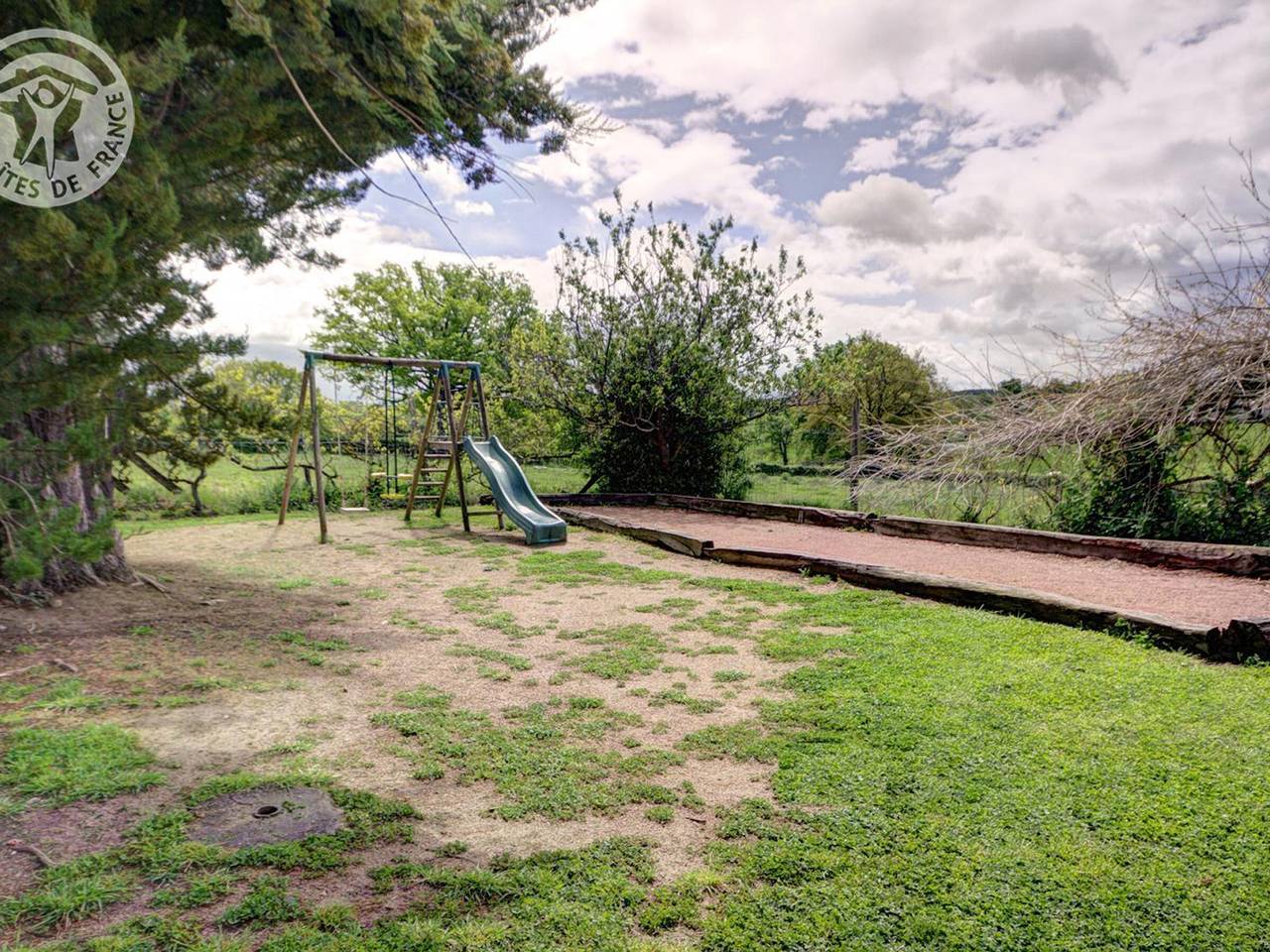 Spacious cottages with private pool, sauna, pets allowed, and parking, up to 18 people in Vivans, Roanne region