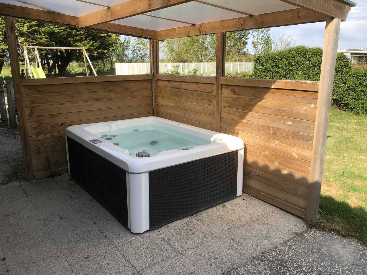 Gîte rénové avec spa, piscine chauffée, Wifi et accès handicapés au cœur du Marais Breton in Soullans, Vendée