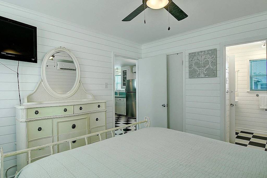 Romantisches Märchenbuchhäuschen in den Bougainvilleen der Altstadt Port A! in Port Aransas, Mustang Island