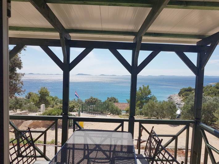 Camping für 4 Personen, mit Terrasse und Garten sowie Ausblick in Tisno