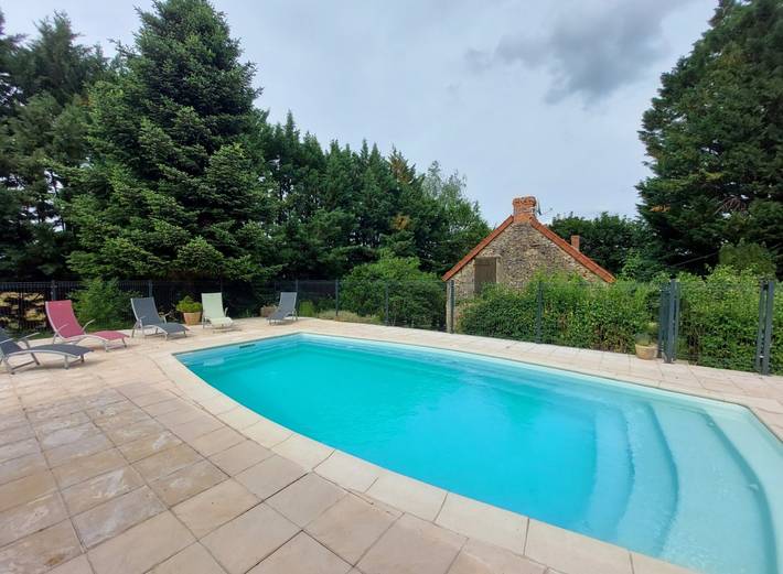 Gîte pour 5 personnes, avec piscine ainsi que jardin et terrasse