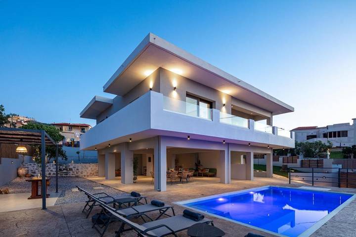 Ferienhaus für 7 Personen, mit Balkon und Terrasse sowie Pool und Ausblick